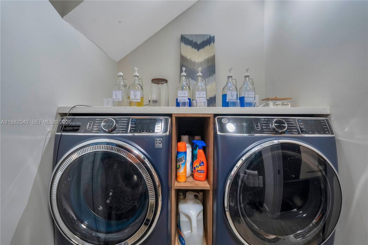 230 NE 212th St , Miami, FL 33179 Photo