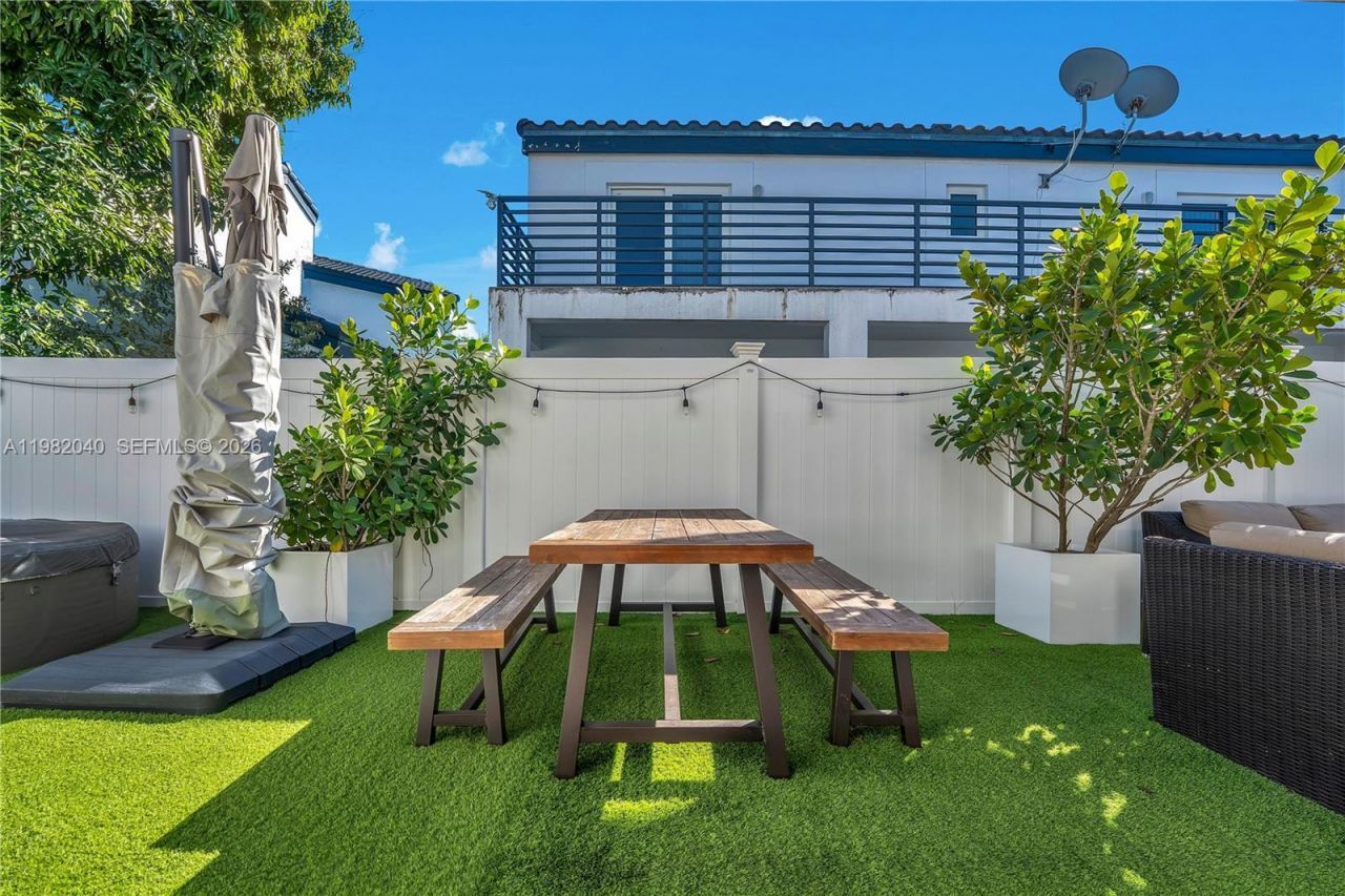 230 NE 212th St , Miami, FL 33179 Photo