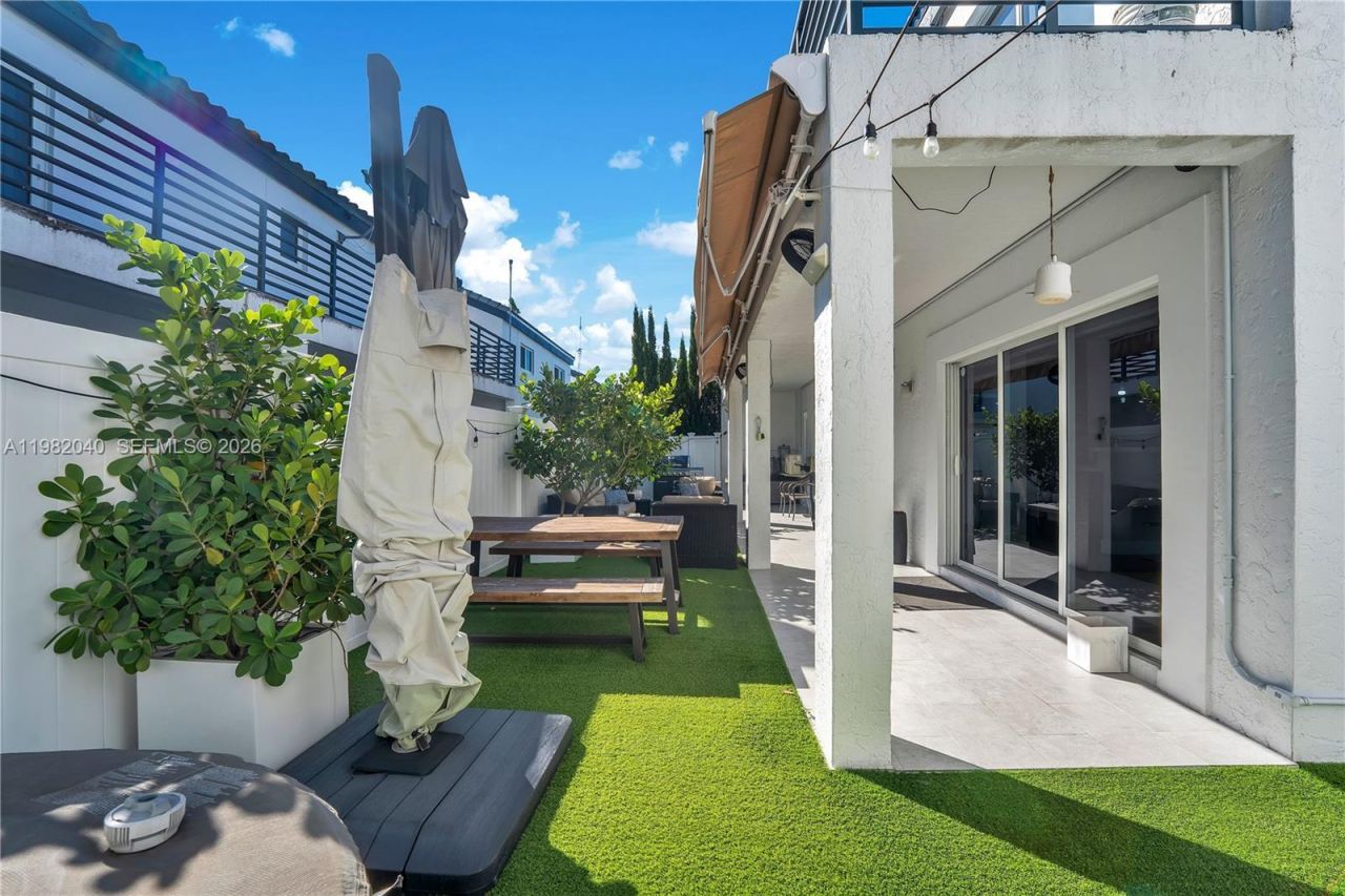 230 NE 212th St , Miami, FL 33179 Photo