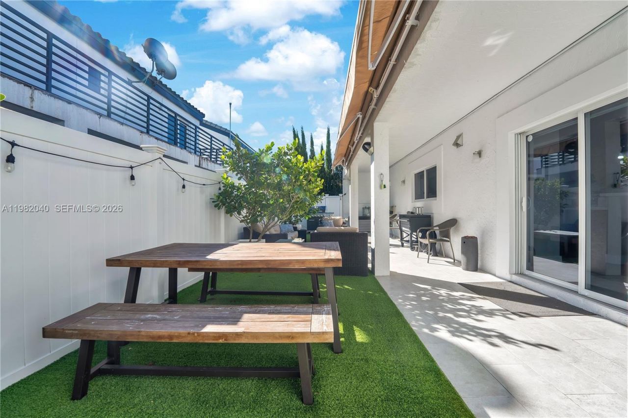 230 NE 212th St , Miami, FL 33179 Photo