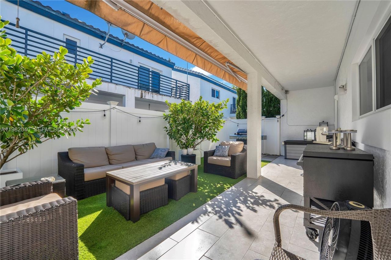 230 NE 212th St , Miami, FL 33179 Photo