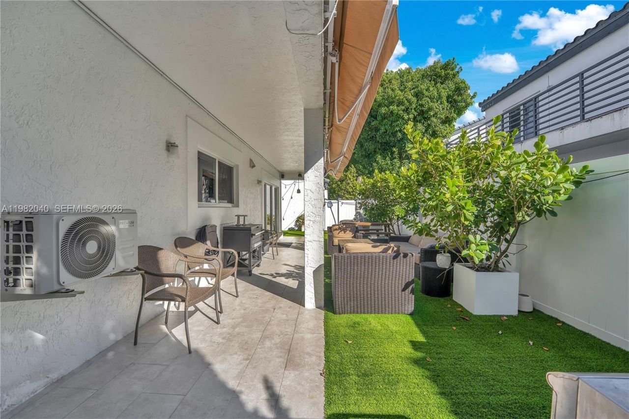 230 NE 212th St , Miami, FL 33179 Photo