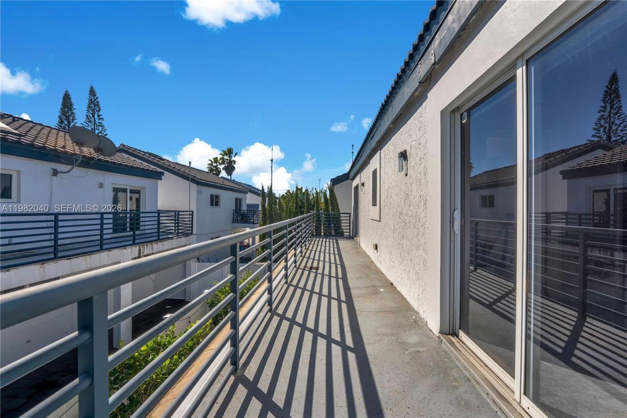 230 NE 212th St , Miami, FL 33179 Photo