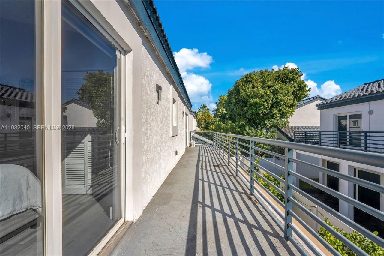 230 NE 212th St , Miami, FL 33179 Photo