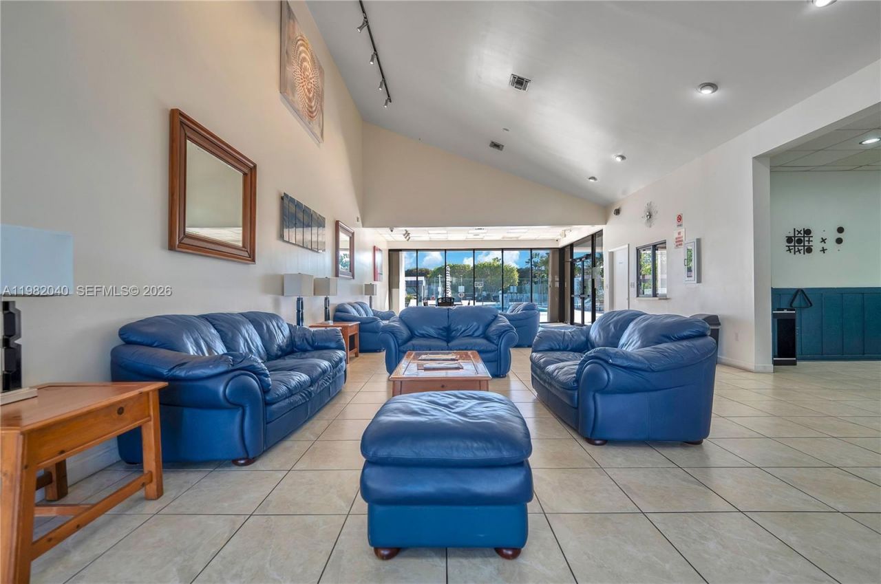 230 NE 212th St , Miami, FL 33179 Photo