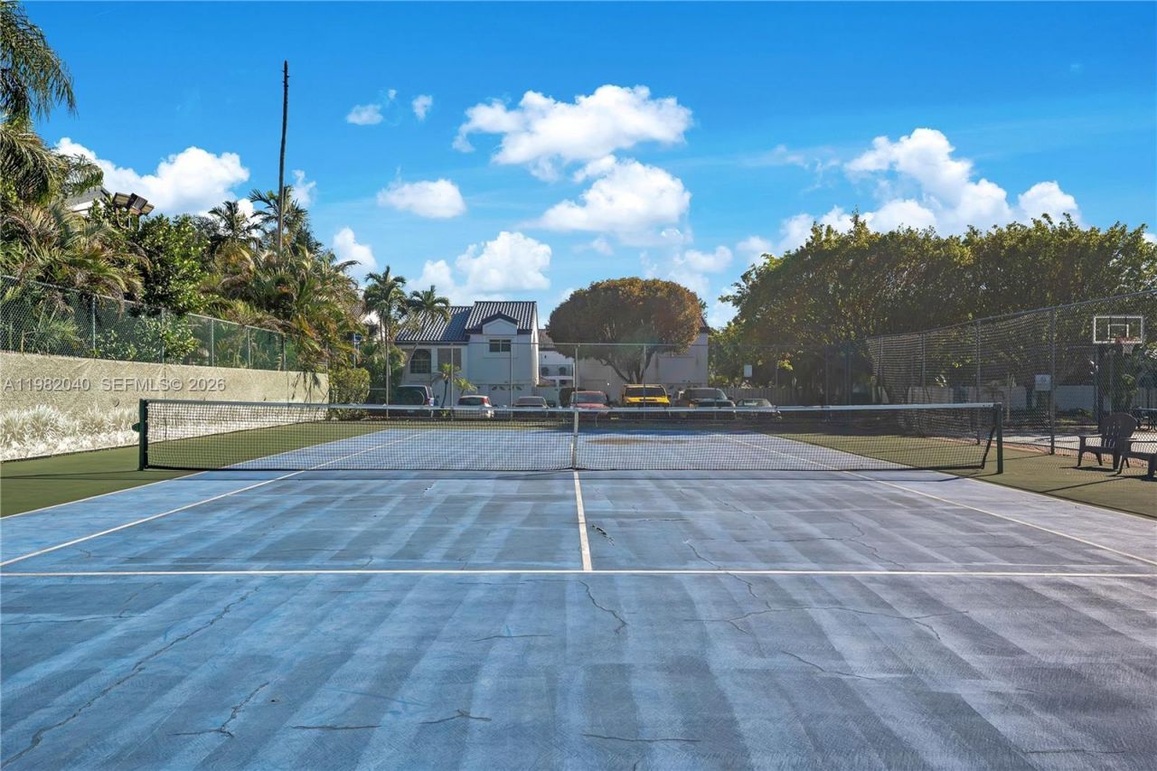 230 NE 212th St , Miami, FL 33179 Photo