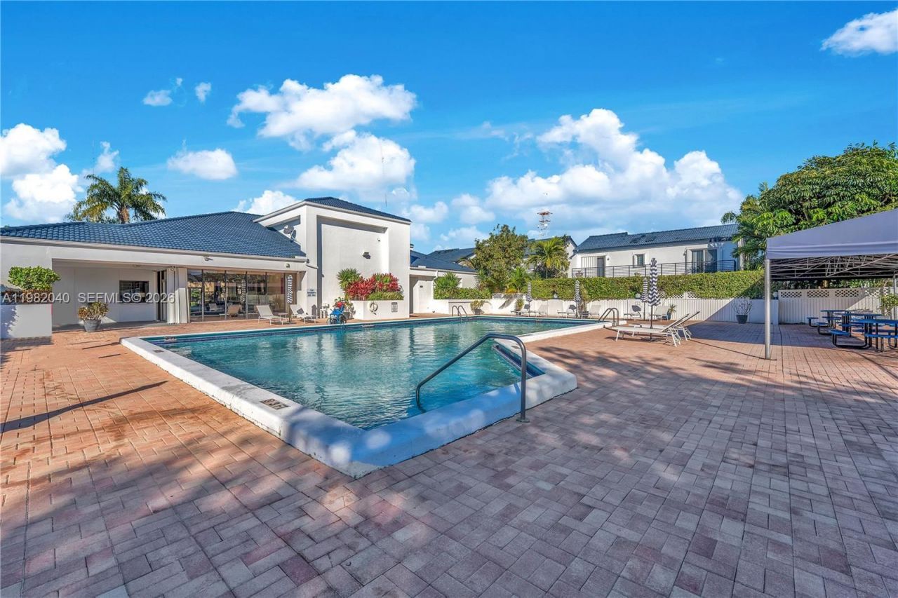 230 NE 212th St , Miami, FL 33179 Photo