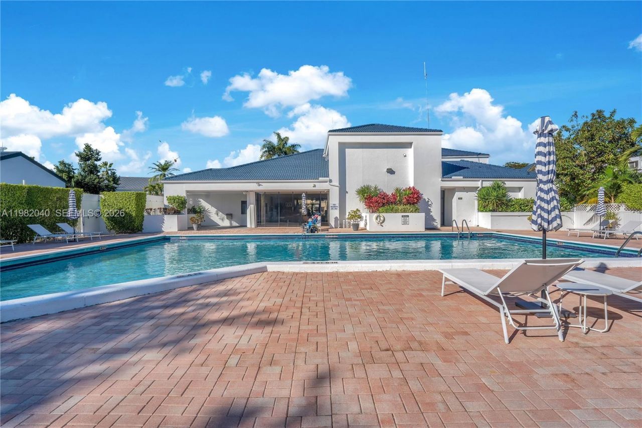 230 NE 212th St , Miami, FL 33179 Photo