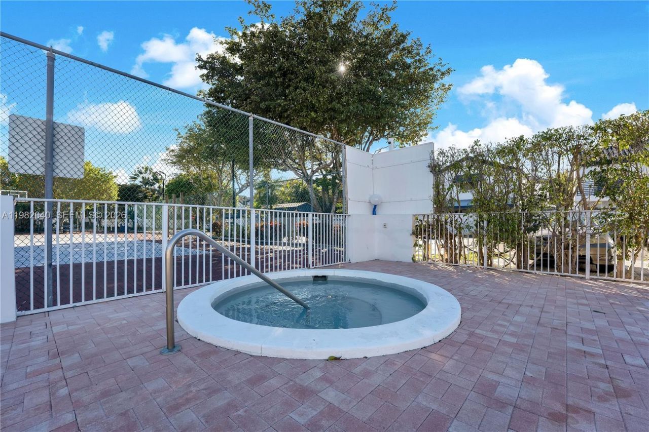 230 NE 212th St , Miami, FL 33179 Photo