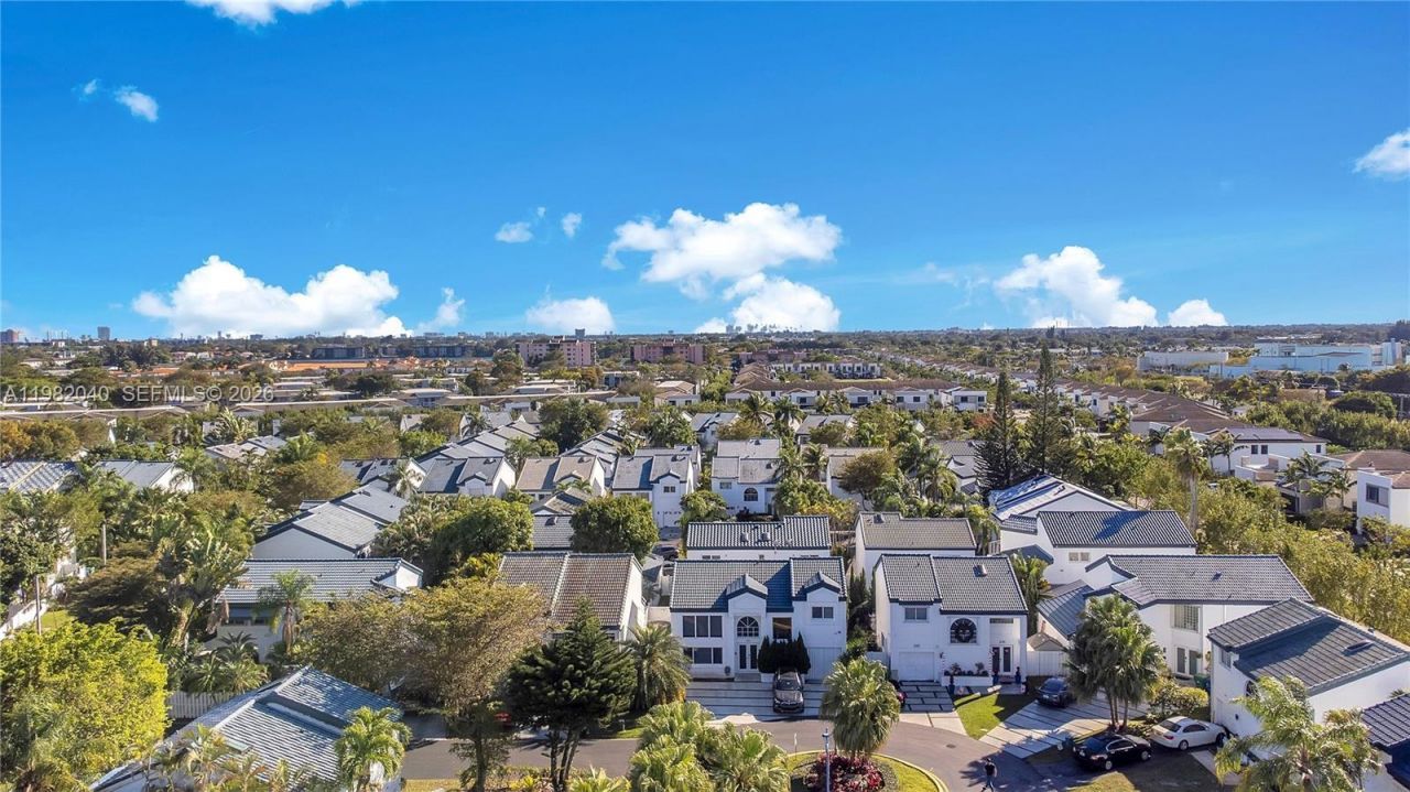 230 NE 212th St , Miami, FL 33179 Photo