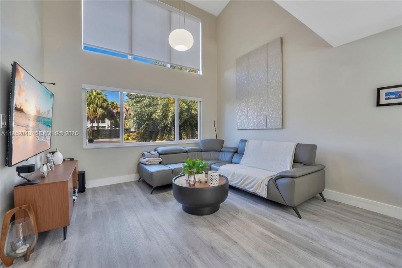 230 NE 212th St , Miami, FL 33179 Photo