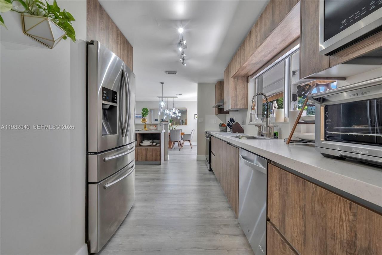 230 NE 212th St , Miami, FL 33179 Photo