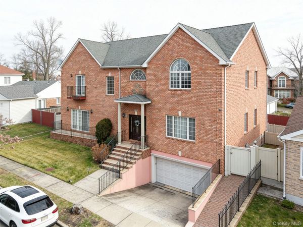 66-19 Commonwealth Boulevard , Little Neck, NY 11362