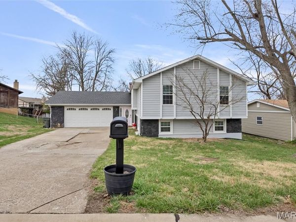 13 Greenfield Drive, St Peters, MO 63376