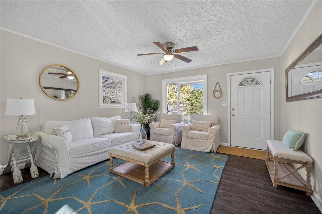 201 Gardeners Walk Photo 9