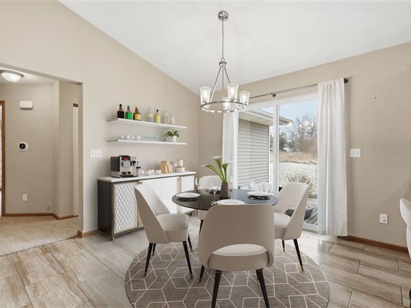 417 Bent Creek Dr, Marion, IA 52302