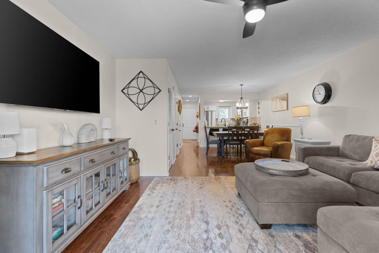 2402 Racquet Club Drive Photo 20