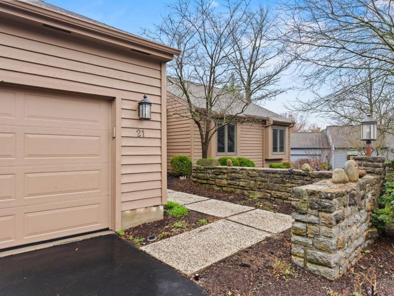 21 Fallen Branch, Blue Ash, OH 45241 Photo 2