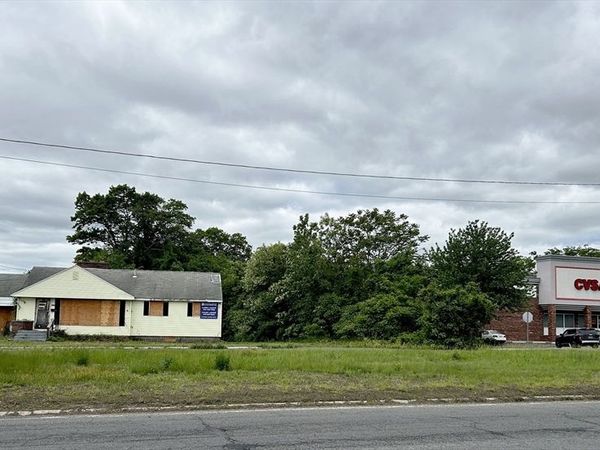 523 James St, Chicopee, MA 01020