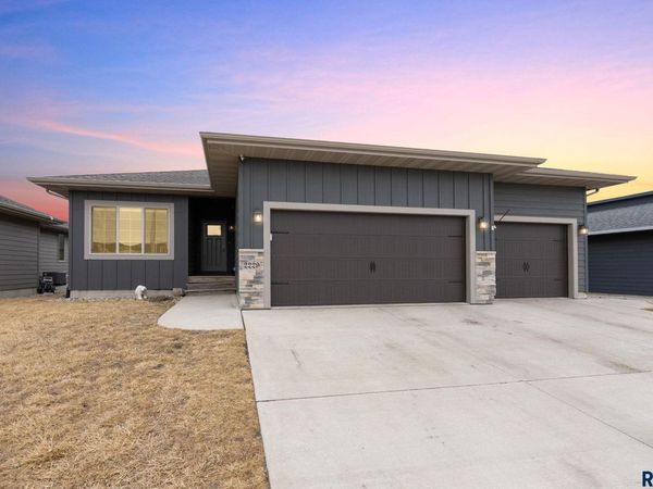 2229 S Creekview Ave, Sioux Falls, SD 57106