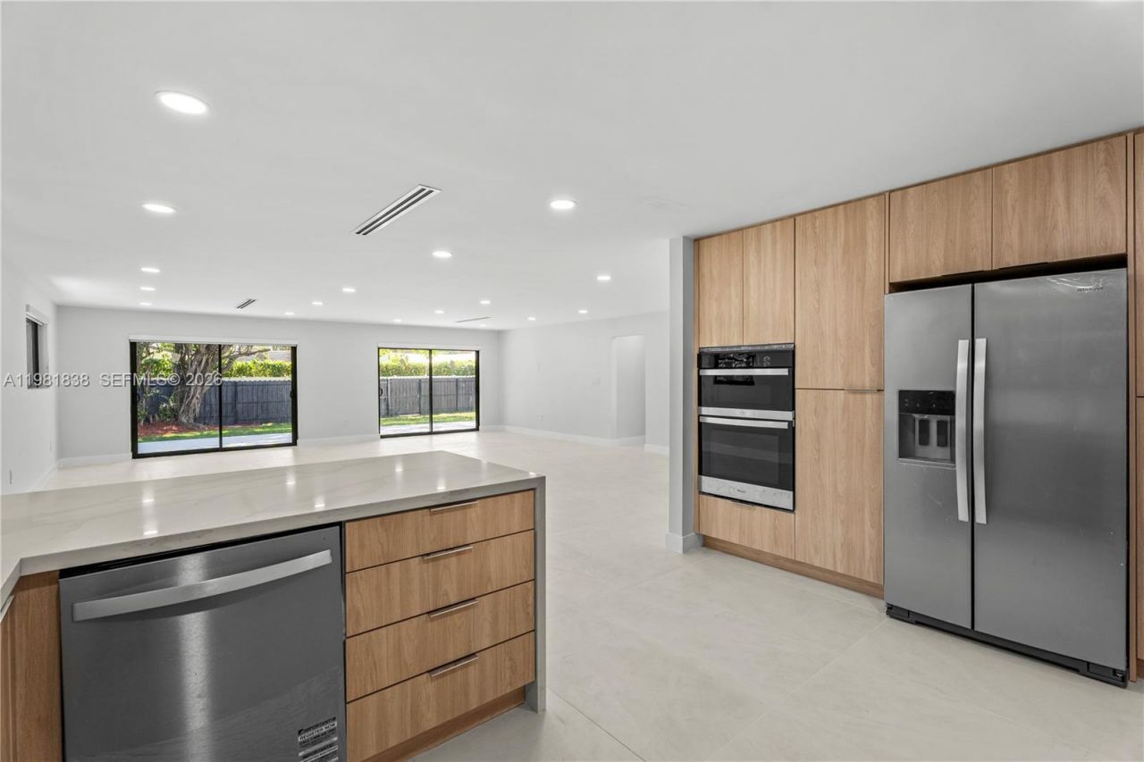 11660 Canal Dr , North Miami, FL 33181 Photo