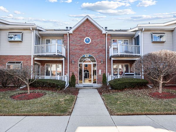 1226 Chalet Road , Unit 2-102, Naperville, IL 60563