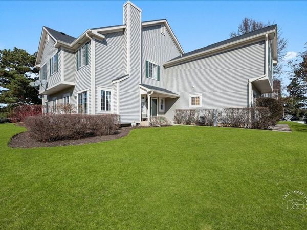 1 Windsor Circle , Unit B, South Elgin, IL 60177