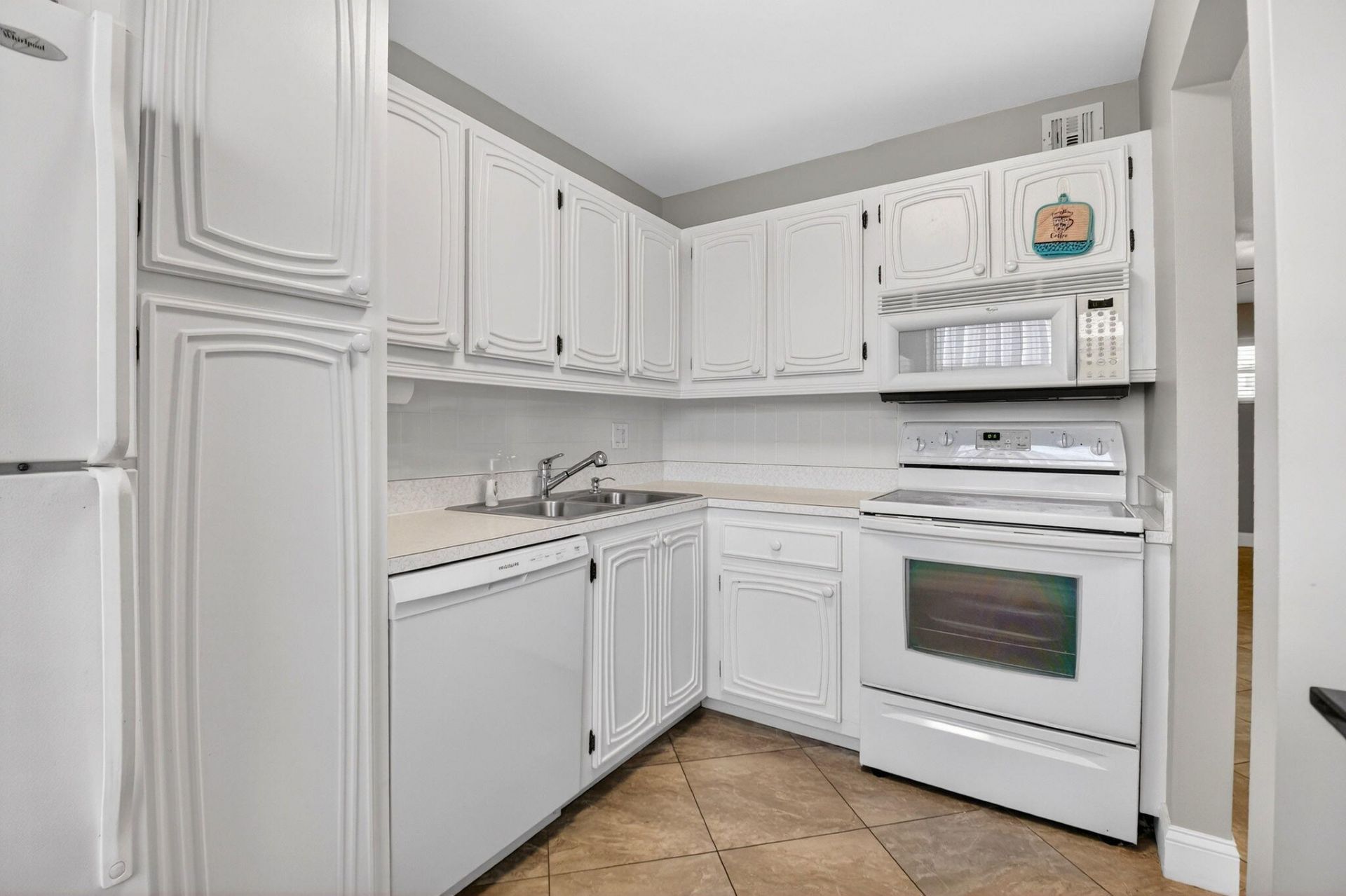 18 Colonial Club Drive, Unit 203, Boynton Beach, FL 33435 Photo