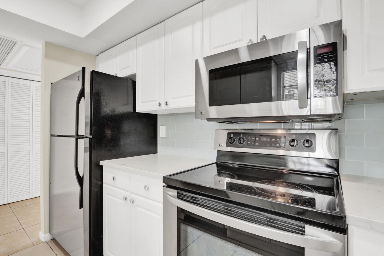 10249 N Military Trail, Unit Apt 201, Palm Beach Gardens, FL 33410 Photo