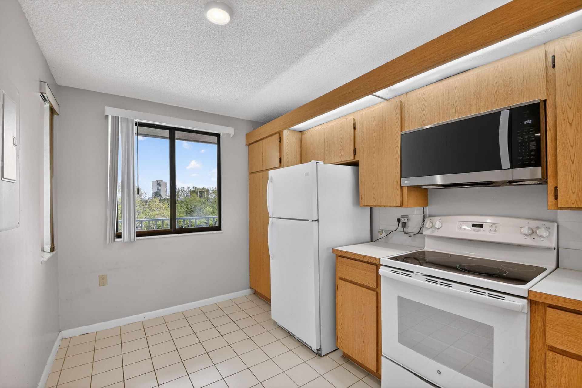 2421 Village Boulevard, Unit 406, West Palm Beach, FL 33409 Photo