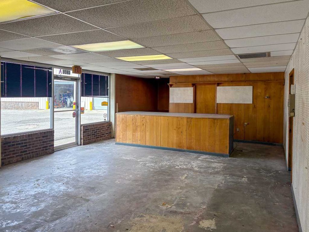 4606 Rivers Avenue Photo 14