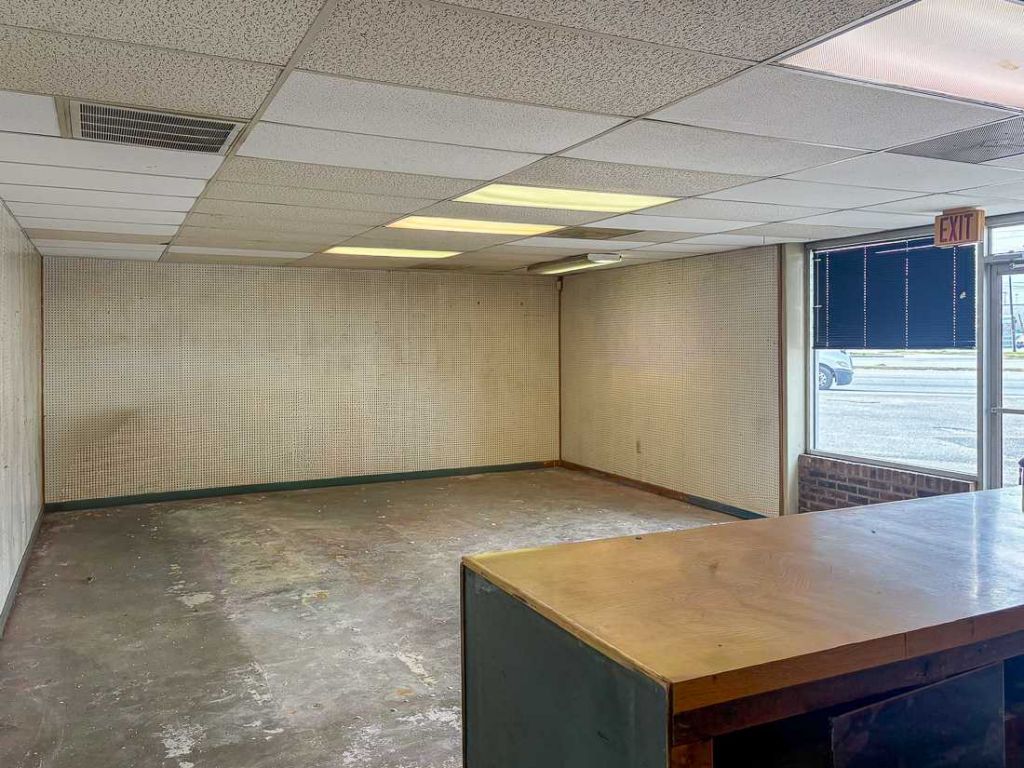 4606 Rivers Avenue Photo 16