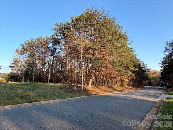 3779 Pinecrest Drive NE, Hickory, NC 28601