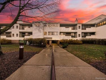 30414 Orchard Lake Road, Farmington Hills, MI 48334