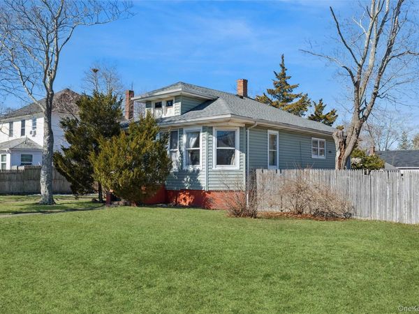 37 Lake Ave , Riverside, NY 11901