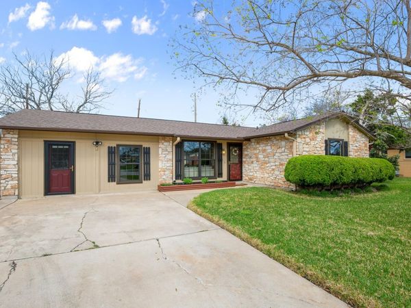 1302 Meadows DR, Round Rock, TX 78681