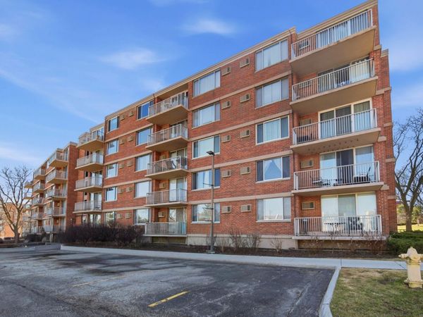 2200 S Stewart Avenue, Unit 3J, Lombard, IL 60148