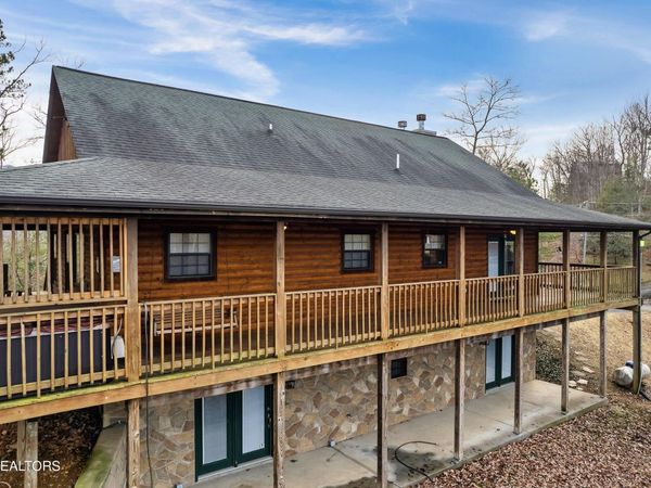 1104 Oak Court, Gatlinburg, TN 37738