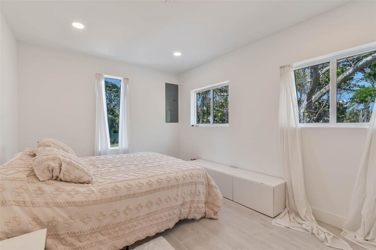 833 E 12th Avenue, New Smyrna Beach, FL 32169 Photo