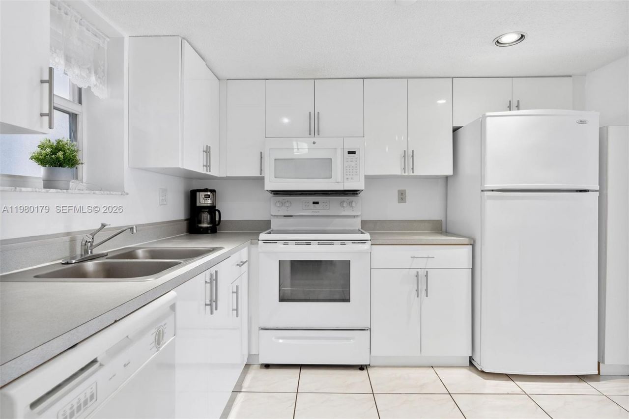 17801 N Bay Rd, Unit 607, Sunny Isles Beach, FL 33160 Photo