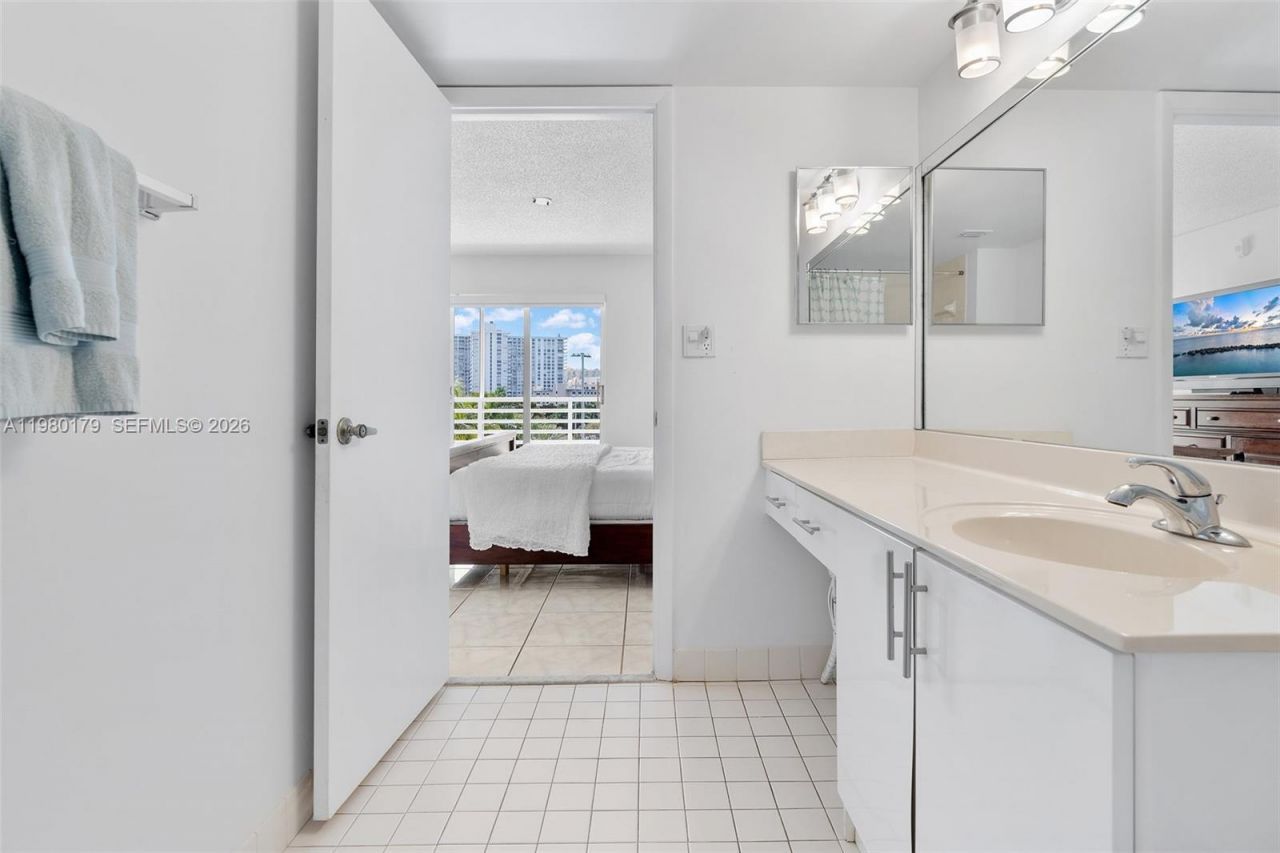 17801 N Bay Rd, Unit 607, Sunny Isles Beach, FL 33160 Photo