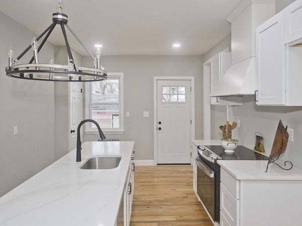 305 Dickinson St, Springfield, MA 01108