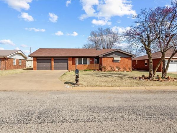 824 N Hunt Avenue, Hydro, OK 73048
