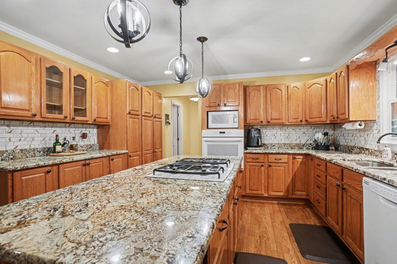 753 Robin Dr.  Photo 4