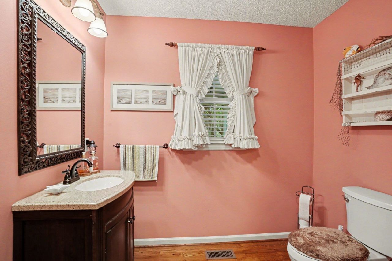 753 Robin Dr.  Photo 9