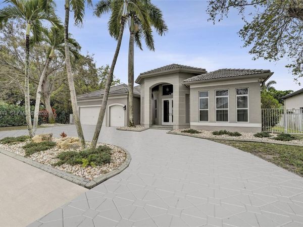 8006 N Savannah Cir, Davie, FL 33328