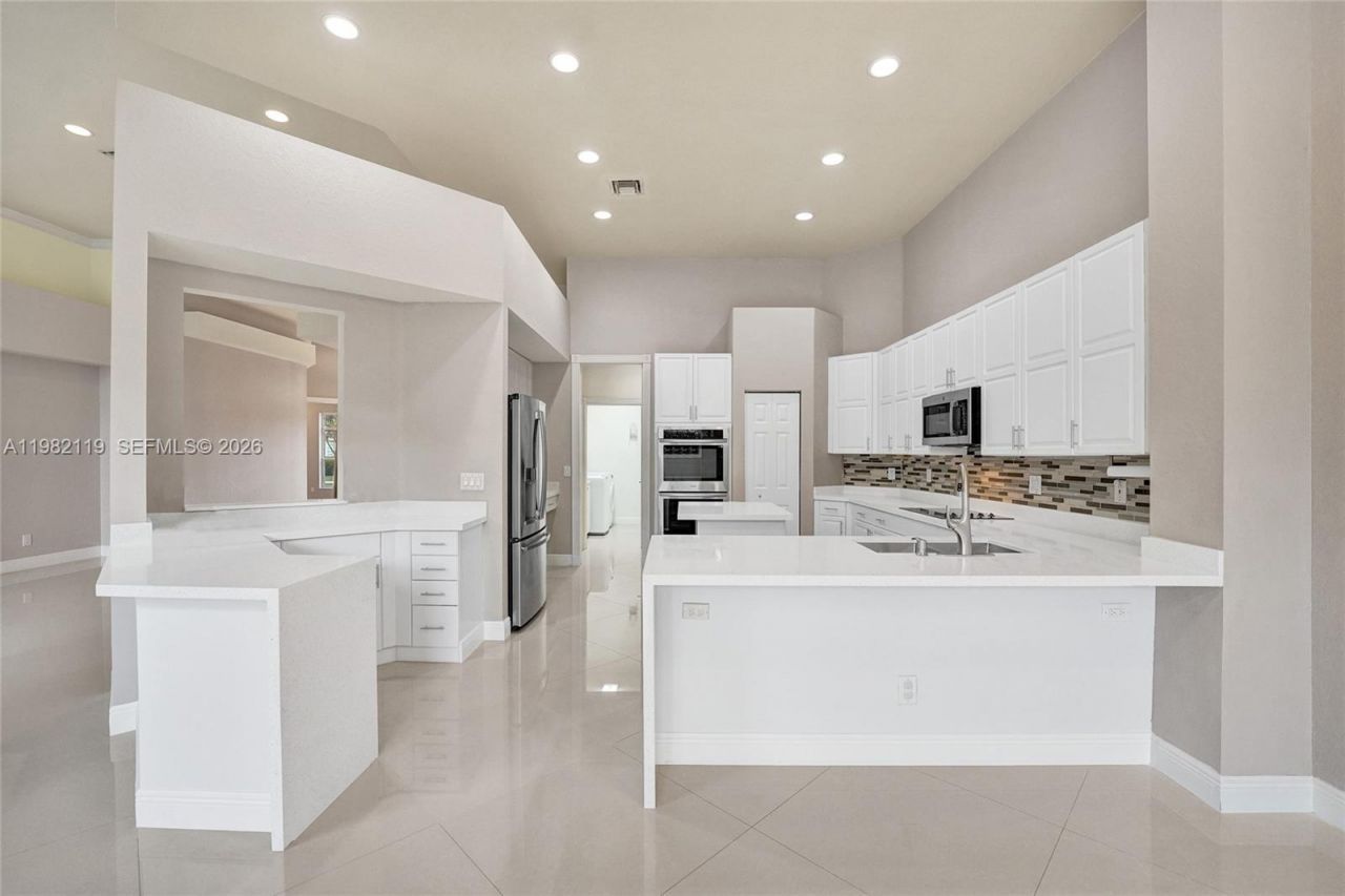 8006 N Savannah Cir, Davie, FL 33328 Photo