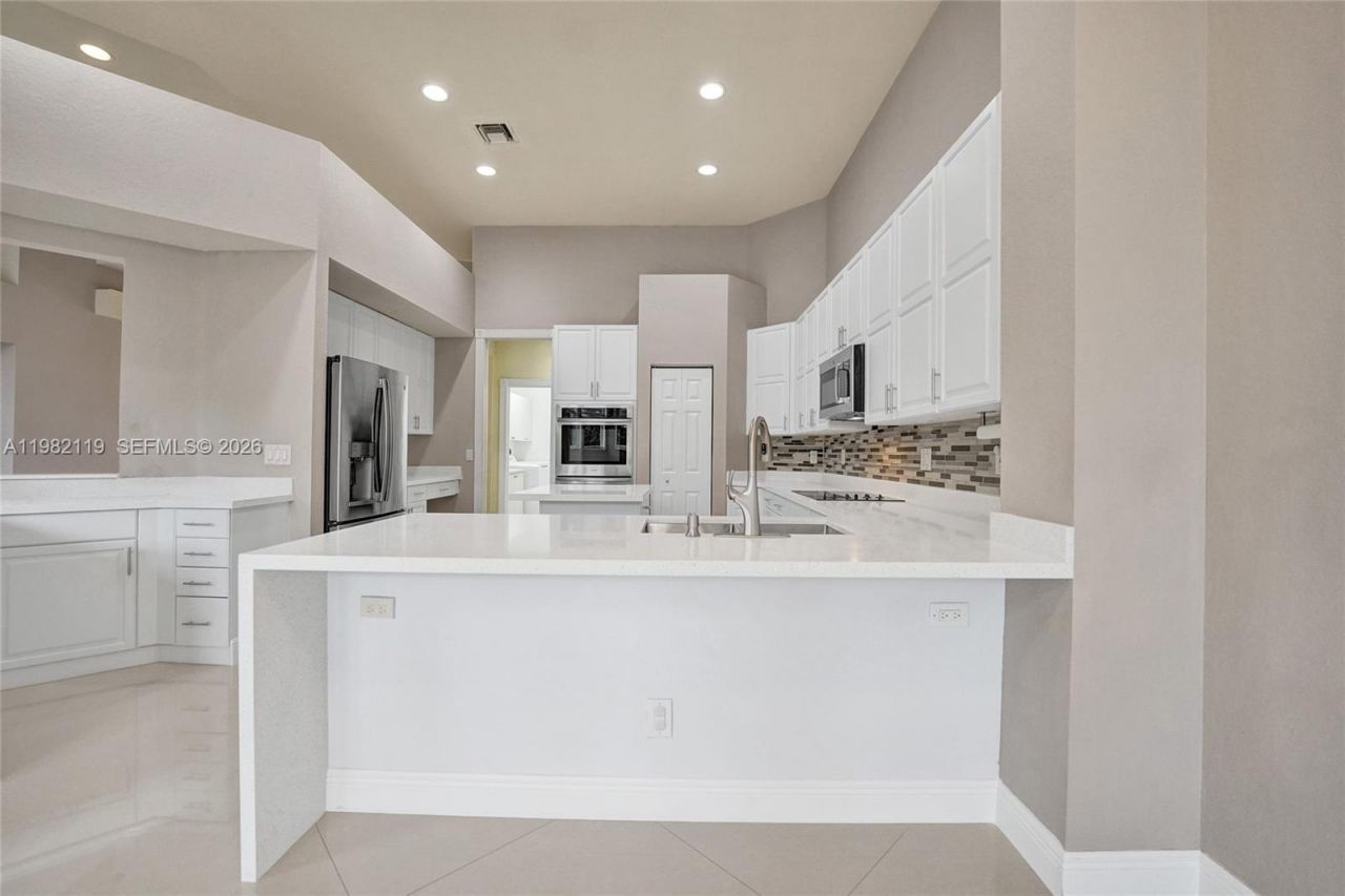 8006 N Savannah Cir, Davie, FL 33328 Photo