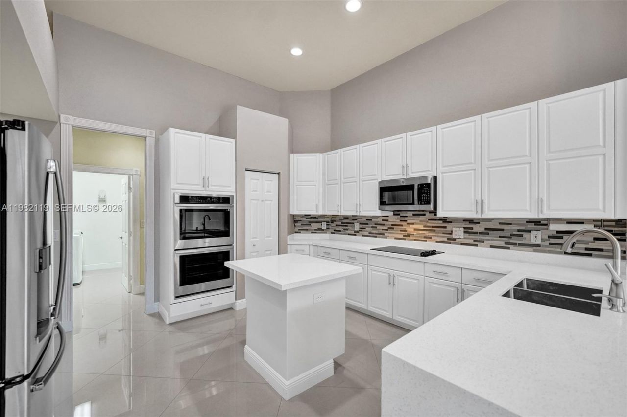 8006 N Savannah Cir, Davie, FL 33328 Photo