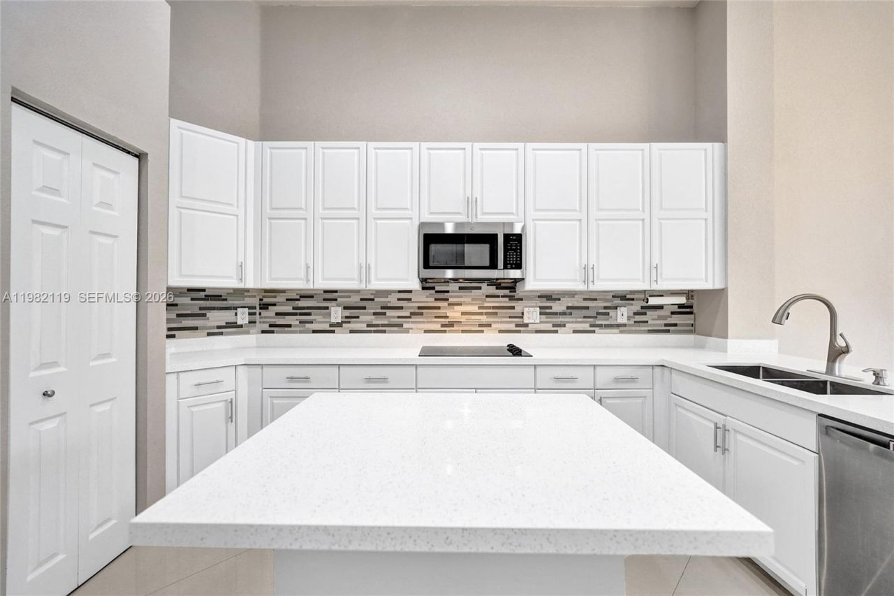 8006 N Savannah Cir, Davie, FL 33328 Photo